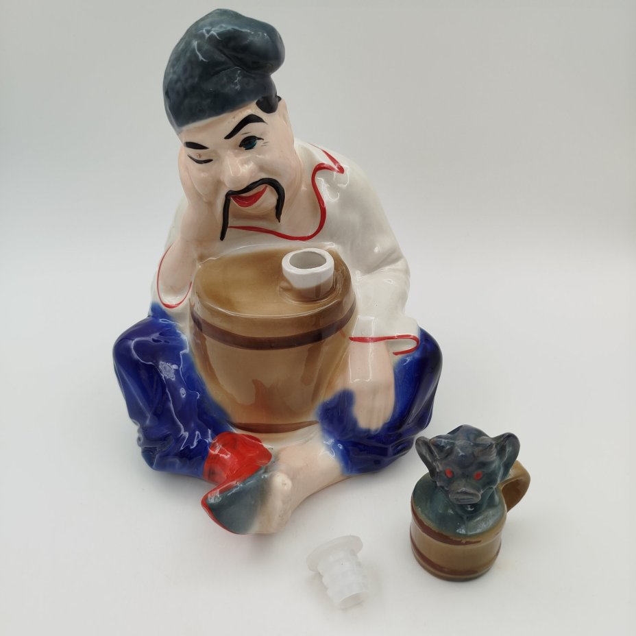 Штоф "Казак с бочкой и черт", керамика, глазурь, аэрография, Украина, 1990-2000 гг.