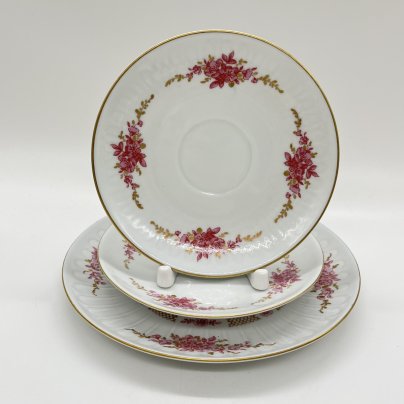 Набор из 2 блюдец и десертной тарелки с декором в виде розовых цветов, фарфор, деколь, золочение, Graf Von Henneberg Porzellan, 1777 Jlmenau, ГДР, 1972-1977 гг.