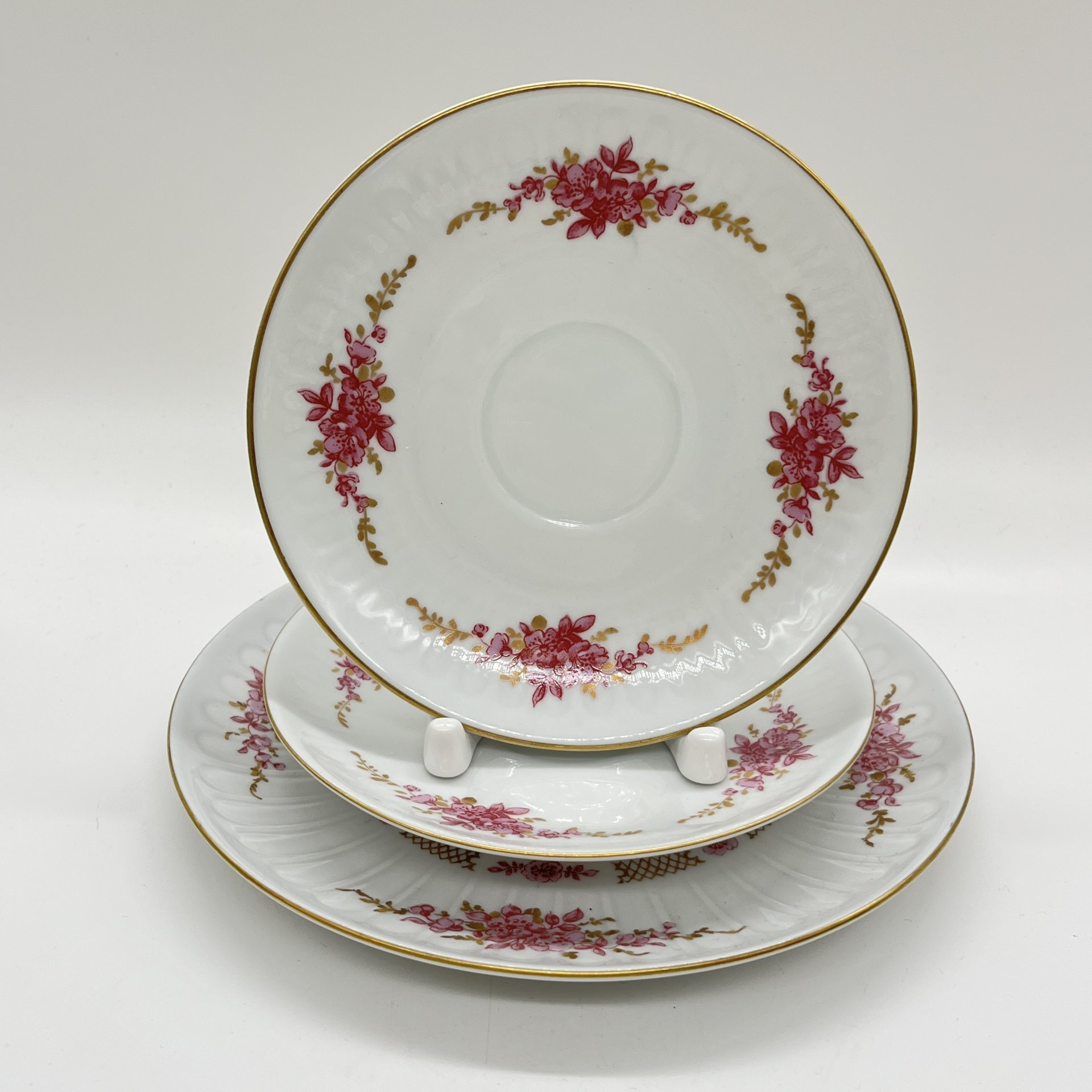 Набор из 2 блюдец и десертной тарелки с декором в виде розовых цветов, фарфор, деколь, золочение, Graf Von Henneberg Porzellan, 1777 Jlmenau, ГДР, 1972-1977 гг.