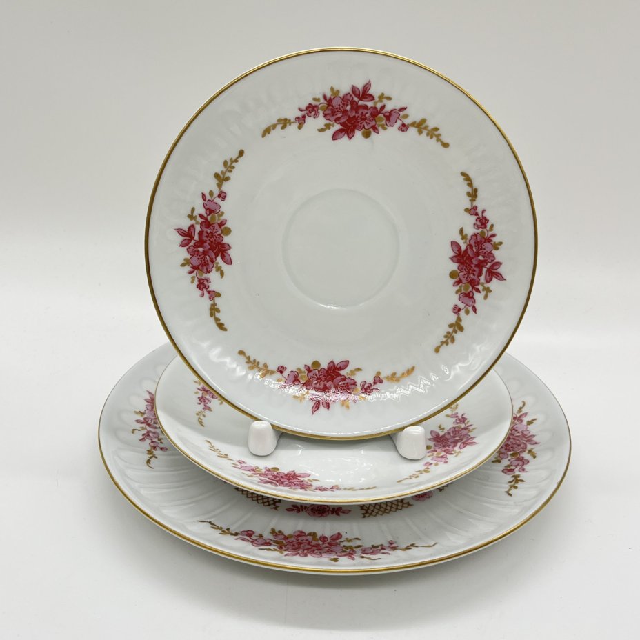 Набор из 2 блюдец и десертной тарелки с декором в виде розовых цветов, фарфор, деколь, золочение, Graf Von Henneberg Porzellan, 1777 Jlmenau, ГДР, 1972-1977 гг.