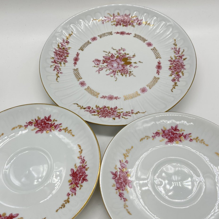 Набор из 2 блюдец и десертной тарелки с декором в виде розовых цветов, фарфор, деколь, золочение, Graf Von Henneberg Porzellan, 1777 Jlmenau, ГДР, 1972-1977 гг.