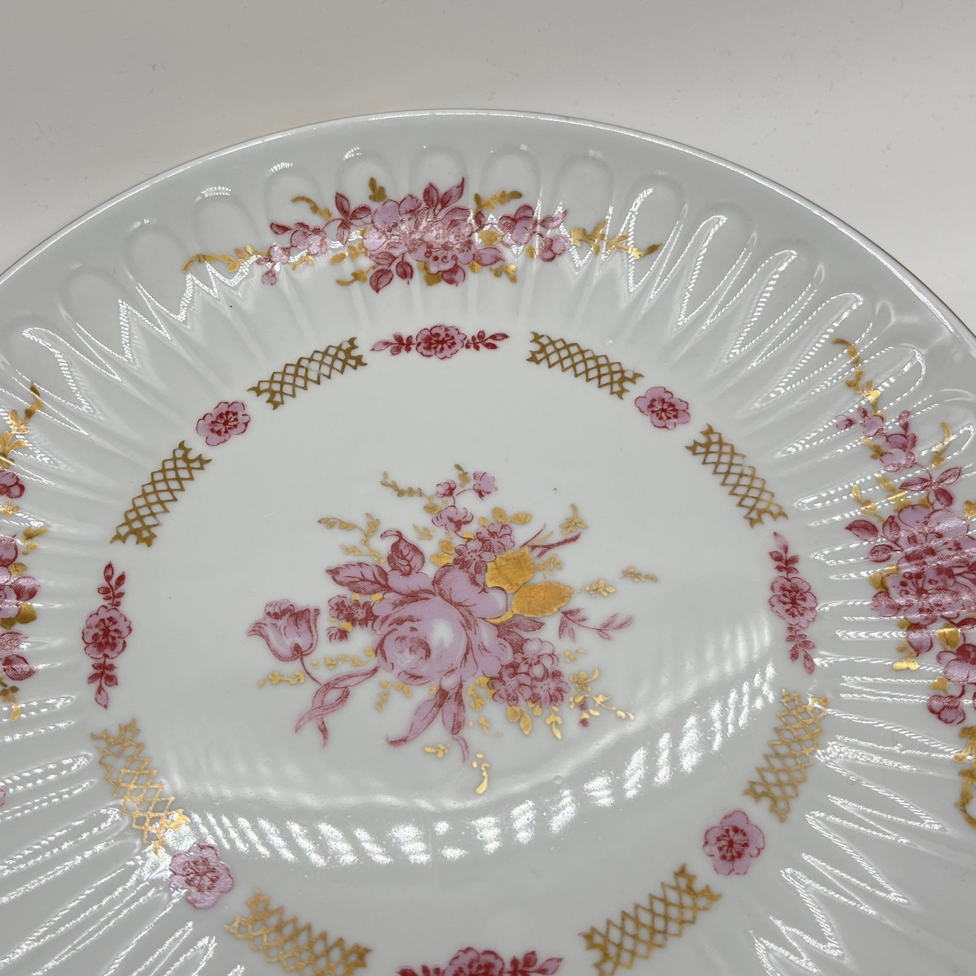 Набор из 2 блюдец и десертной тарелки с декором в виде розовых цветов, фарфор, деколь, золочение, Graf Von Henneberg Porzellan, 1777 Jlmenau, ГДР, 1972-1977 гг.