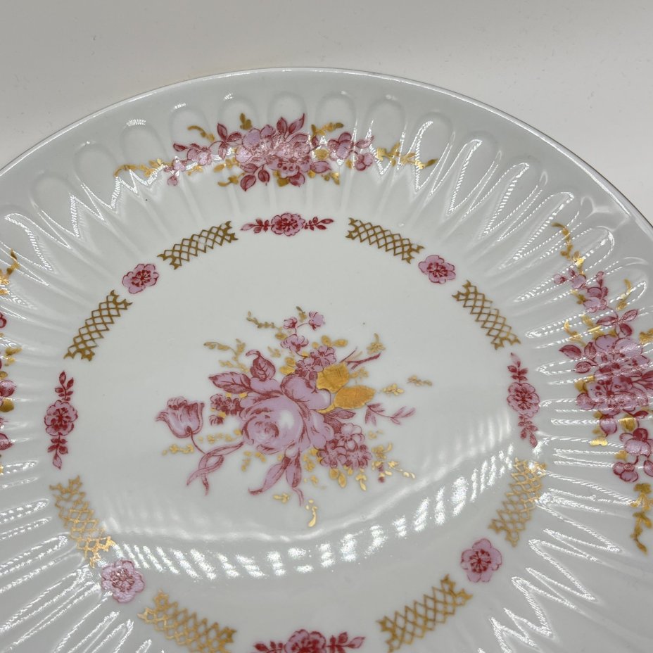 Набор из 2 блюдец и десертной тарелки с декором в виде розовых цветов, фарфор, деколь, золочение, Graf Von Henneberg Porzellan, 1777 Jlmenau, ГДР, 1972-1977 гг.