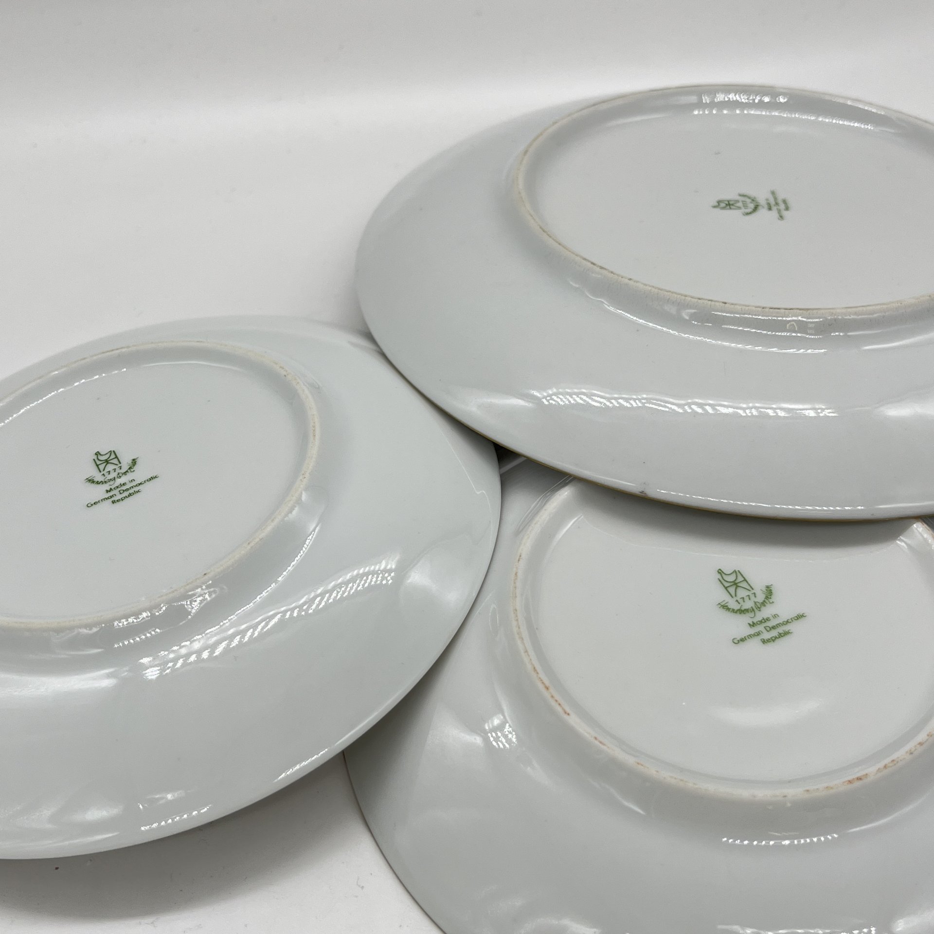 Набор из 2 блюдец и десертной тарелки с декором в виде розовых цветов, фарфор, деколь, золочение, Graf Von Henneberg Porzellan, 1777 Jlmenau, ГДР, 1972-1977 гг.