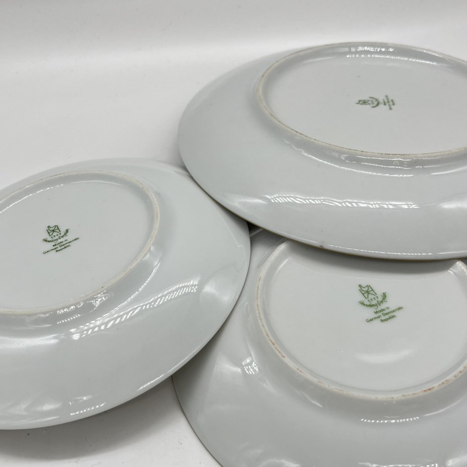 Набор из 2 блюдец и десертной тарелки с декором в виде розовых цветов, фарфор, деколь, золочение, Graf Von Henneberg Porzellan, 1777 Jlmenau, ГДР, 1972-1977 гг.