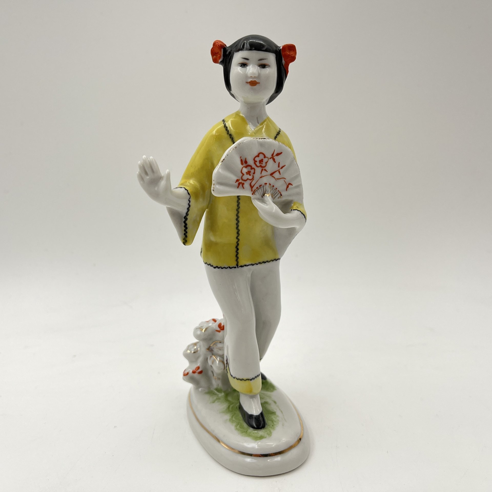 Статуэтка "Китаянка с веером" (Китаяночка), автор Г. Столбова, фарфор, роспись, золочение, Ленинградский фарфоровый завод (ЛФЗ), СССР, 1960-1980 гг.