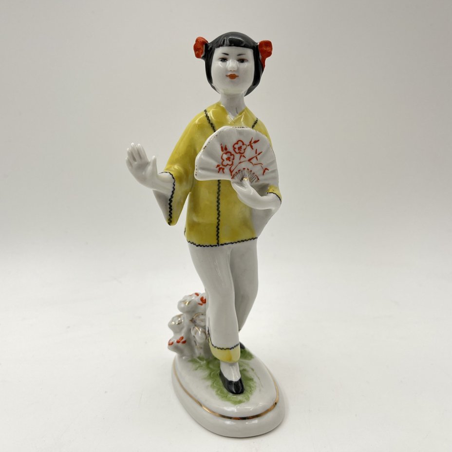 Статуэтка "Китаянка с веером" (Китаяночка), автор Г. Столбова, фарфор, роспись, золочение, Ленинградский фарфоровый завод (ЛФЗ), СССР, 1960-1980 гг.