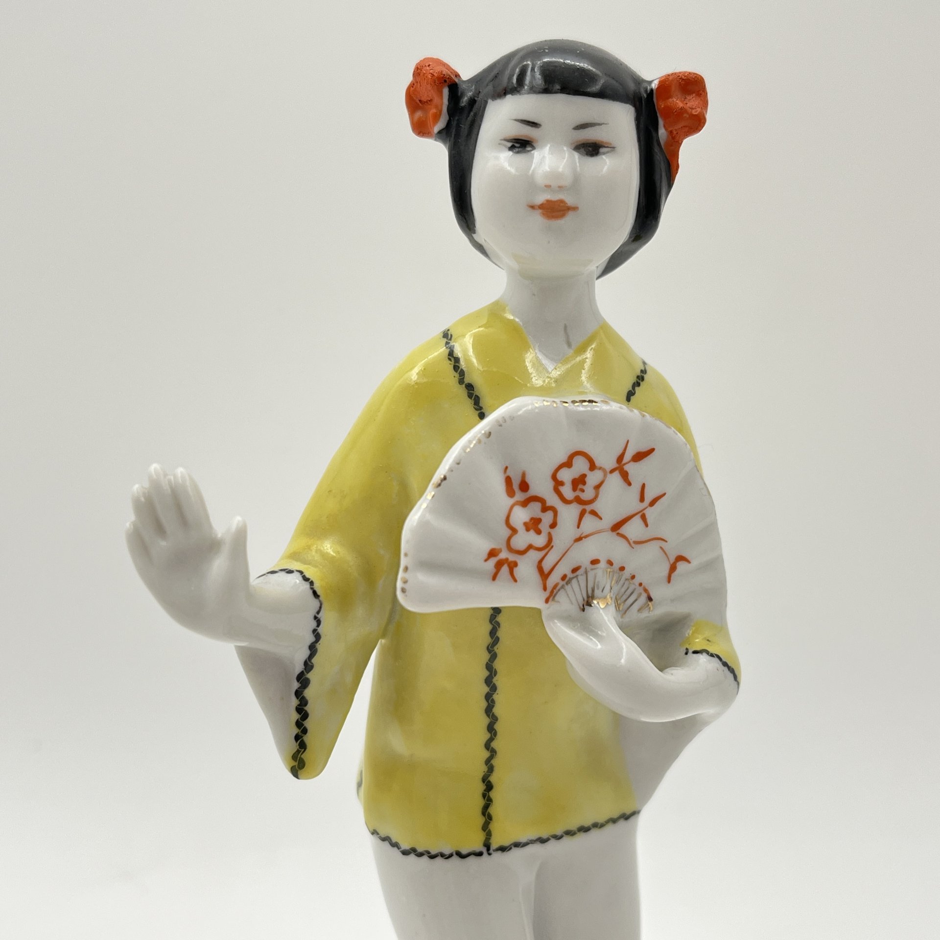 Статуэтка "Китаянка с веером" (Китаяночка), автор Г. Столбова, фарфор, роспись, золочение, Ленинградский фарфоровый завод (ЛФЗ), СССР, 1960-1980 гг.
