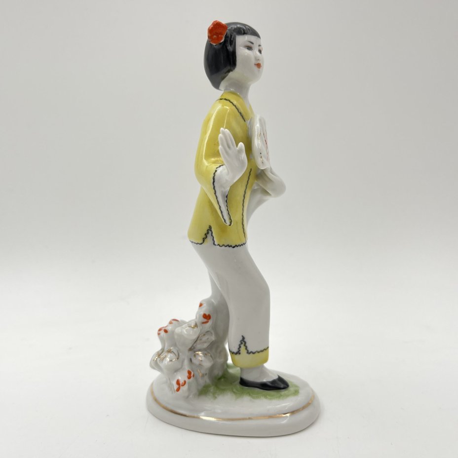 Статуэтка "Китаянка с веером" (Китаяночка), автор Г. Столбова, фарфор, роспись, золочение, Ленинградский фарфоровый завод (ЛФЗ), СССР, 1960-1980 гг.