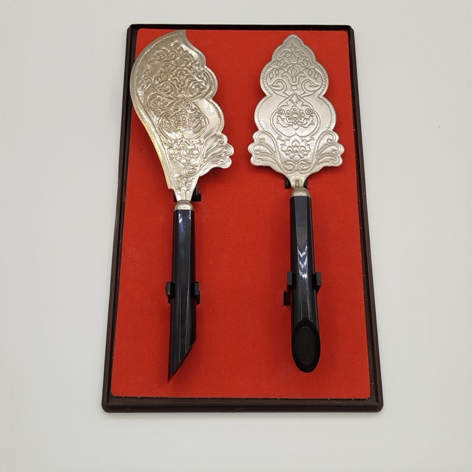 Набор для торта сувенирный (лопатка и нож), украшенный орнаментальным декором, мельхиор (медь-никель), пластмасса, СССР, 1970-1990 гг.