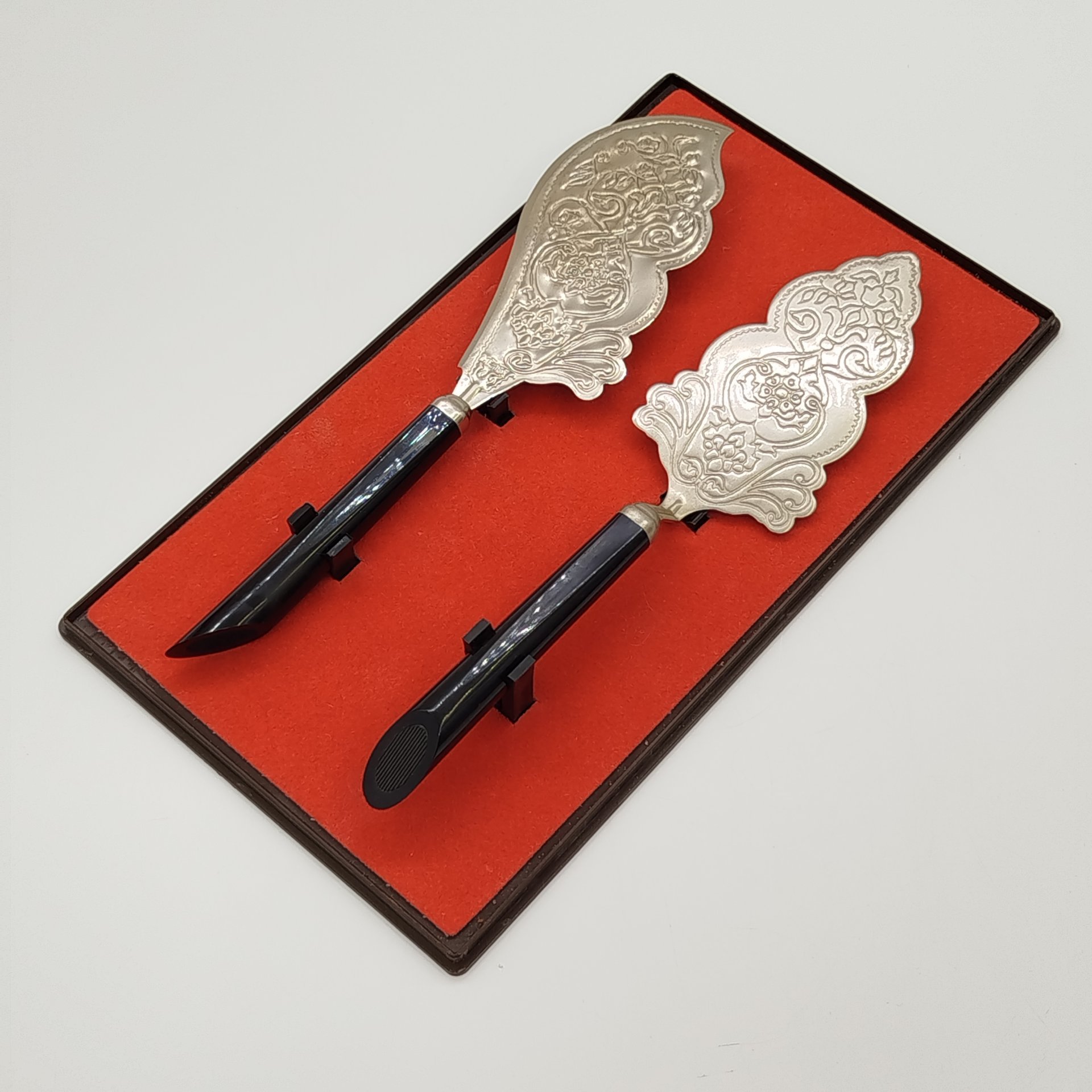 Набор для торта сувенирный (лопатка и нож), украшенный орнаментальным декором, мельхиор (медь-никель), пластмасса, СССР, 1970-1990 гг.