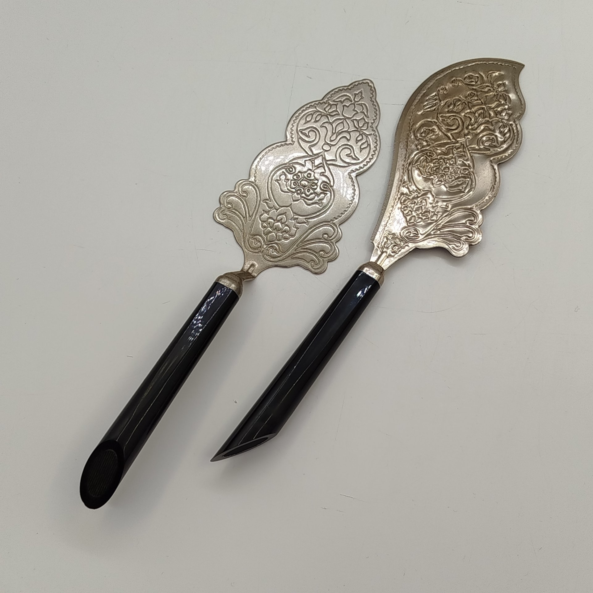 Набор для торта сувенирный (лопатка и нож), украшенный орнаментальным декором, мельхиор (медь-никель), пластмасса, СССР, 1970-1990 гг.