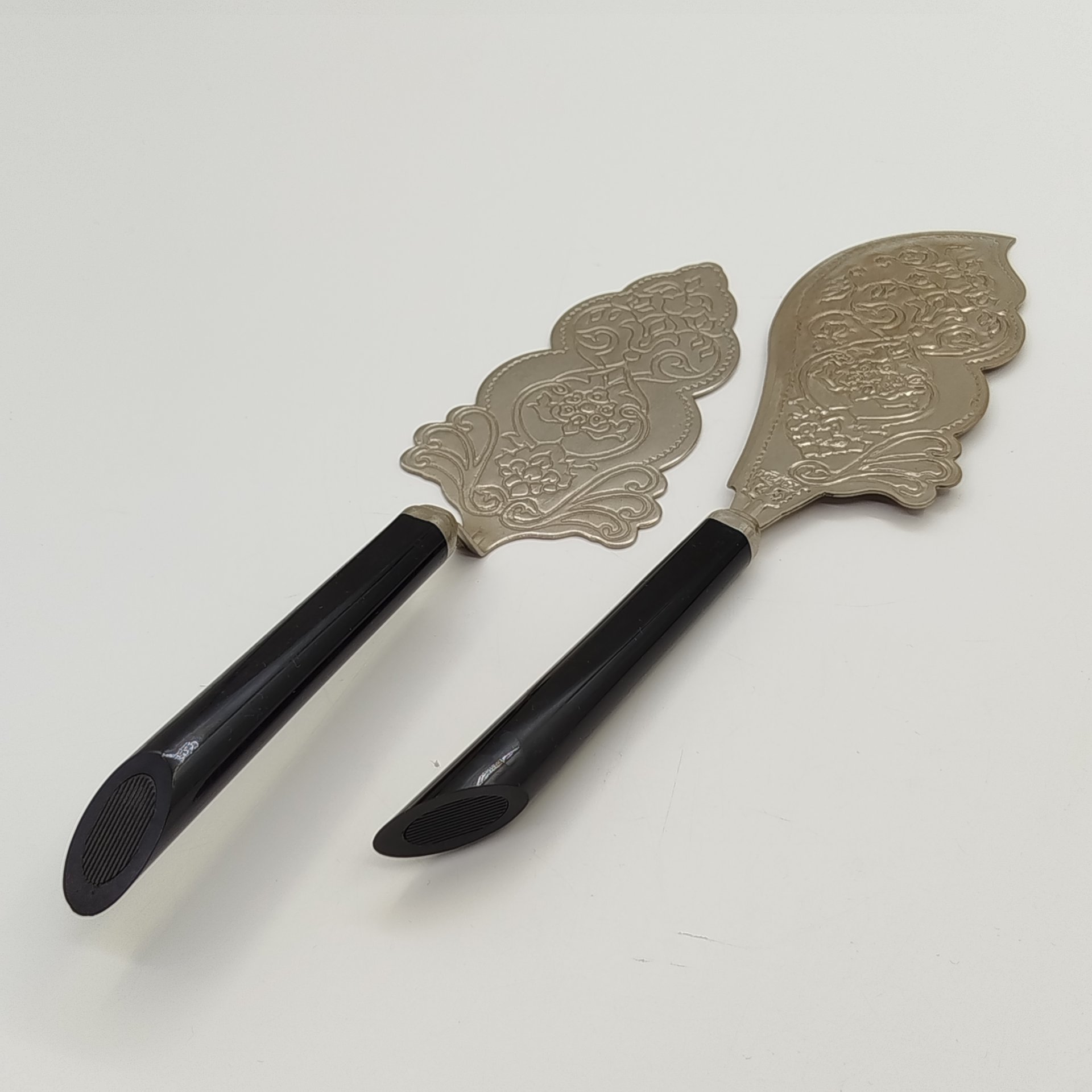 Набор для торта сувенирный (лопатка и нож), украшенный орнаментальным декором, мельхиор (медь-никель), пластмасса, СССР, 1970-1990 гг.