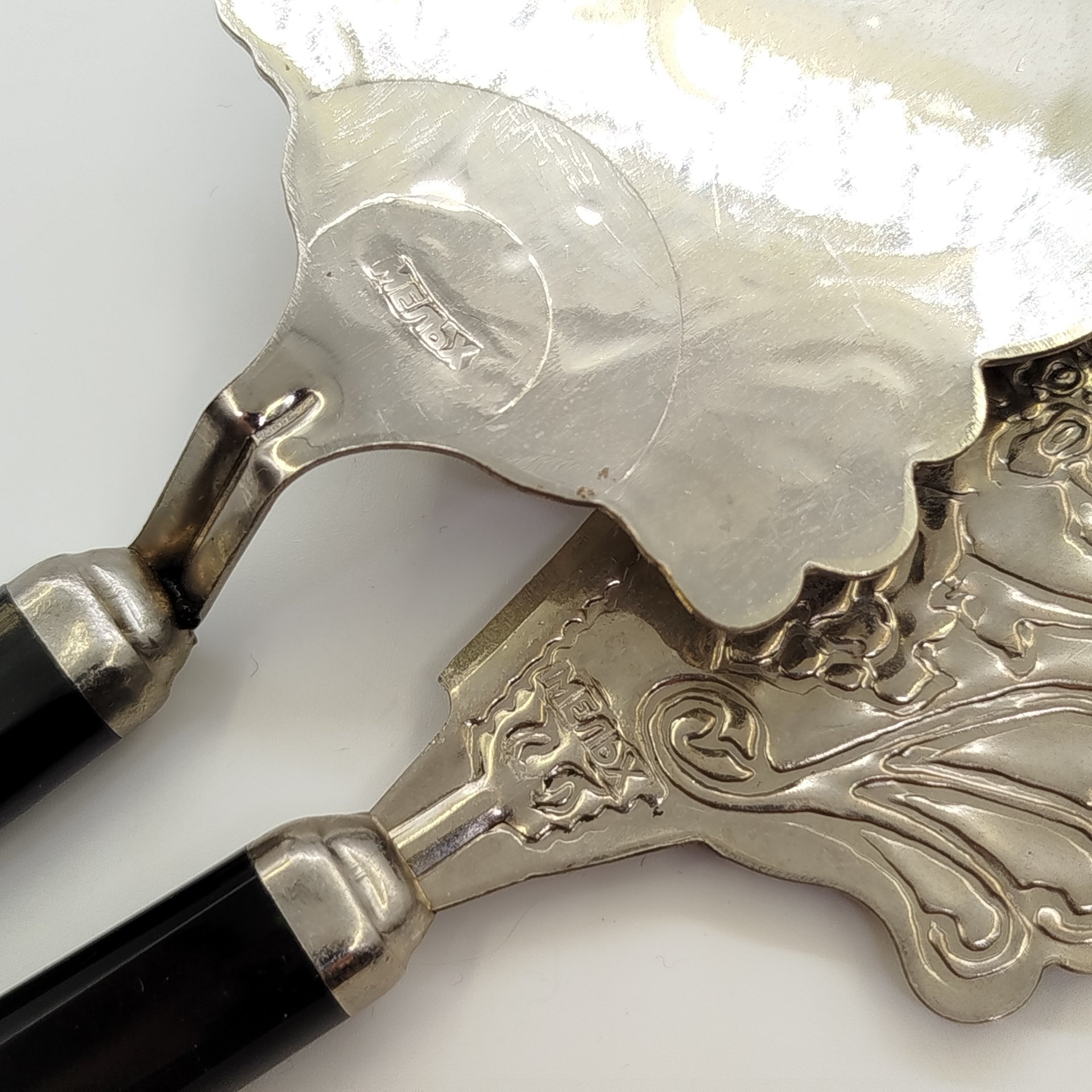 Набор для торта сувенирный (лопатка и нож), украшенный орнаментальным декором, мельхиор (медь-никель), пластмасса, СССР, 1970-1990 гг.