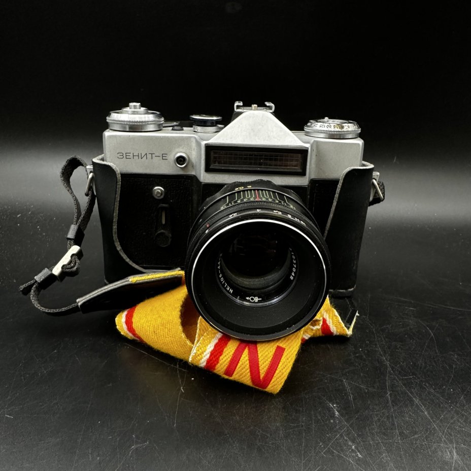 Фотоаппарат "Зенит-Е" с объективом "Гелиос-44-2", Белорусское оптико-механическое объединение (БелОМО)