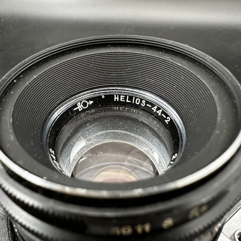 Фотоаппарат "Зенит-Е" с объективом "Гелиос-44-2", Белорусское оптико-механическое объединение (БелОМО)