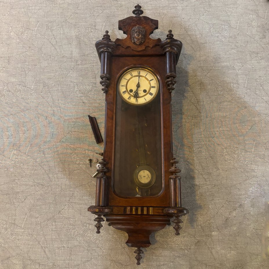 Часы настенные в фигурном корпусе с маскароном (марка "Le Roi à Paris"), ключ в комплекте