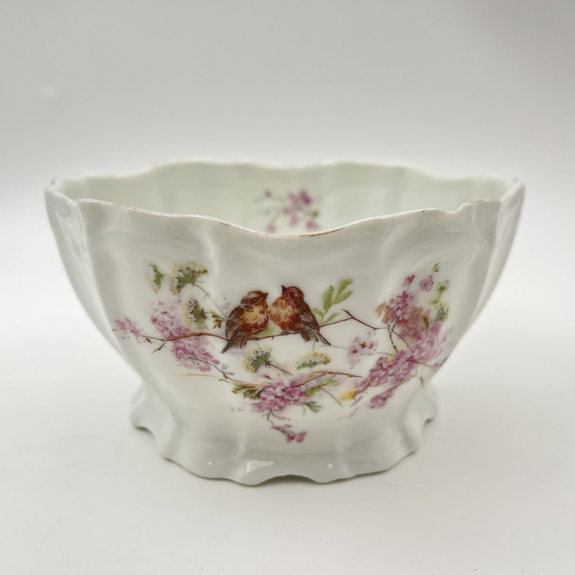 Капельник, украшенный изображением птиц и цветов