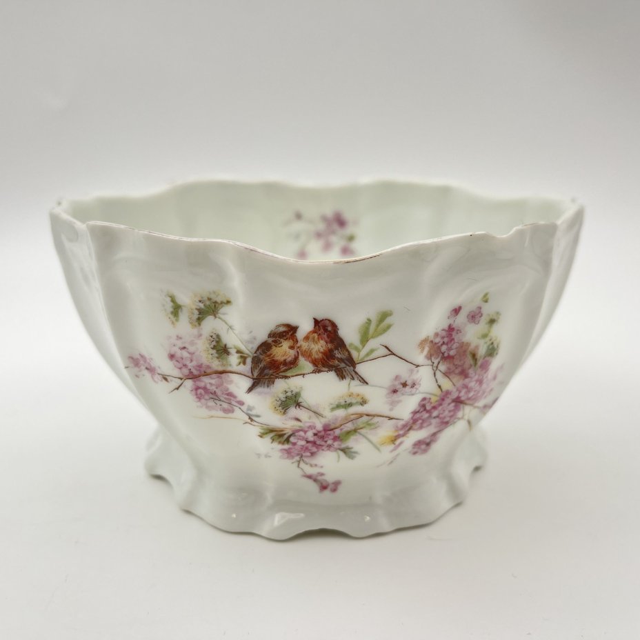 Капельник, украшенный изображением птиц и цветов