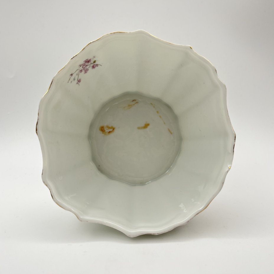 Капельник, украшенный изображением птиц и цветов