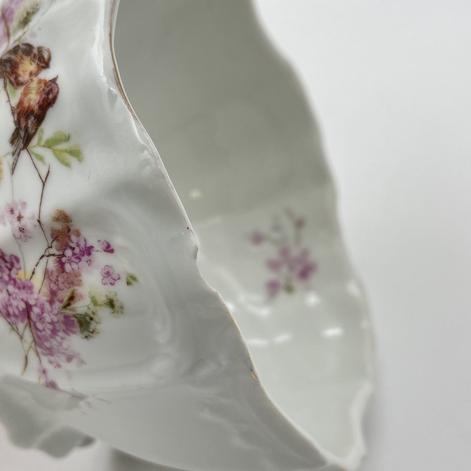 Капельник, украшенный изображением птиц и цветов