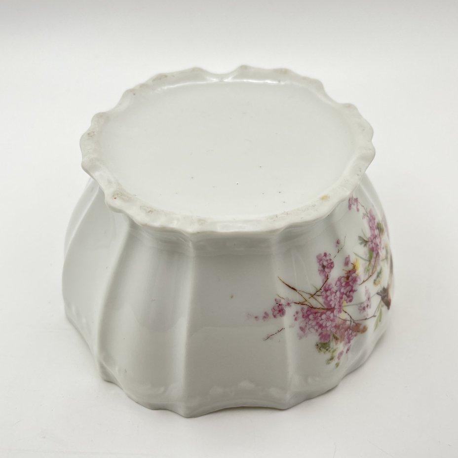 Капельник, украшенный изображением птиц и цветов