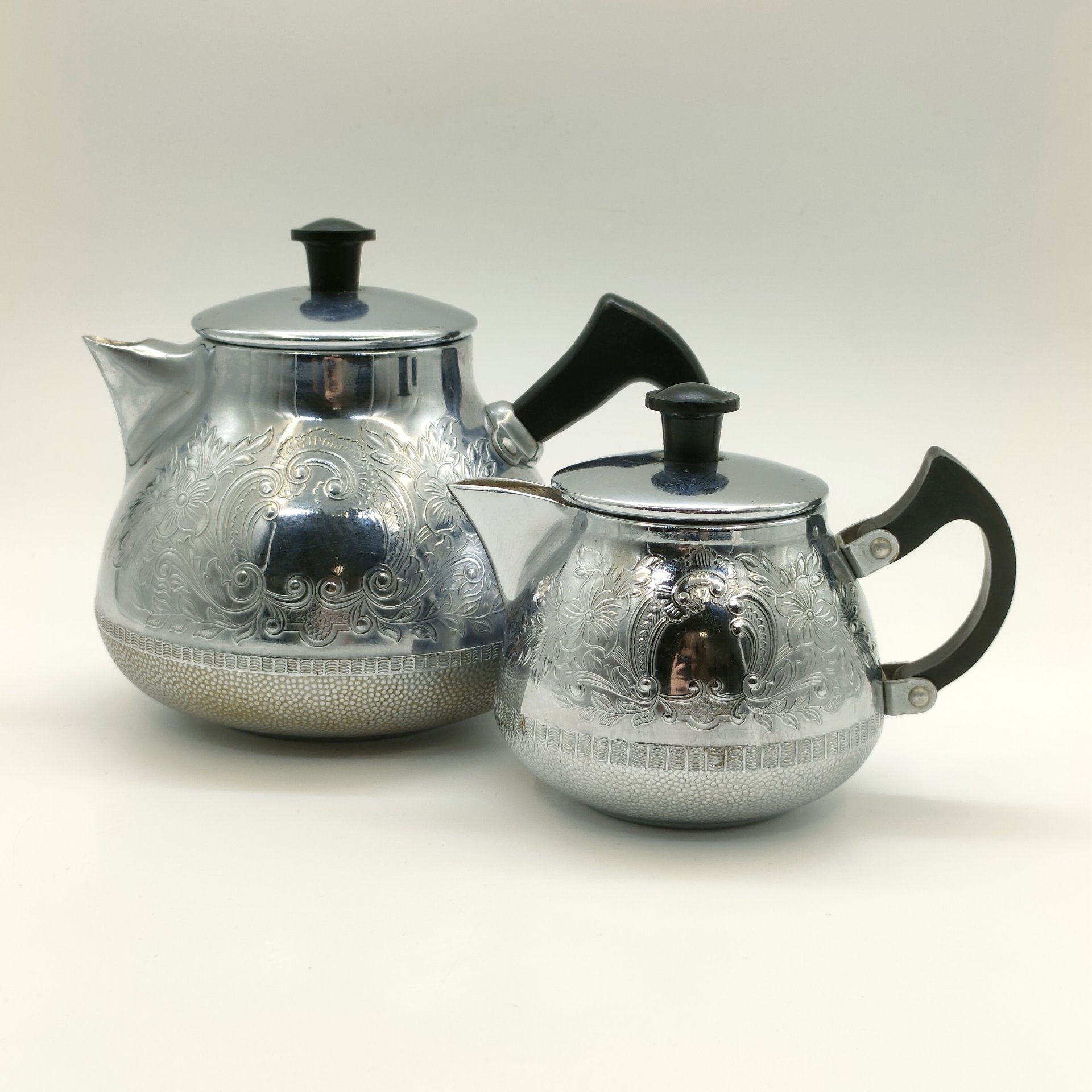 Набор из заварочного чайника и молочника с рельефным цветочным декором