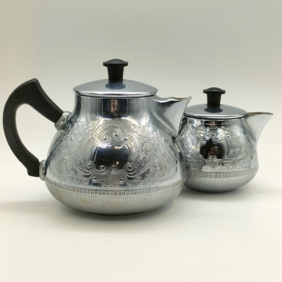 Набор из заварочного чайника и молочника с рельефным цветочным декором, Калининградский машиностроительный завод