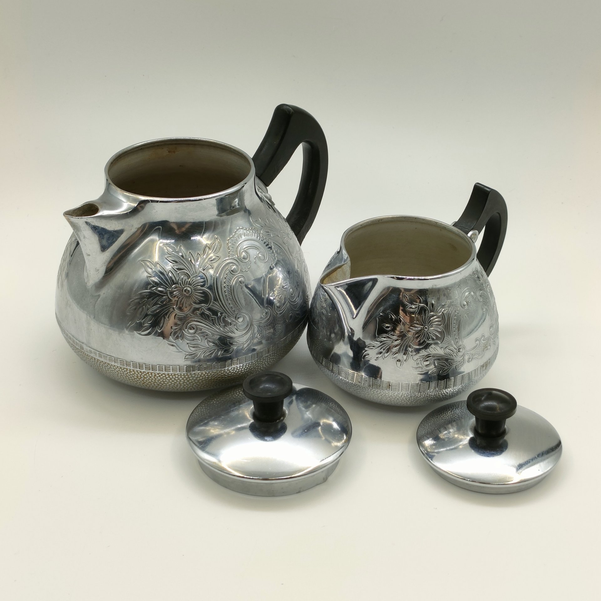 Набор из заварочного чайника и молочника с рельефным цветочным декором