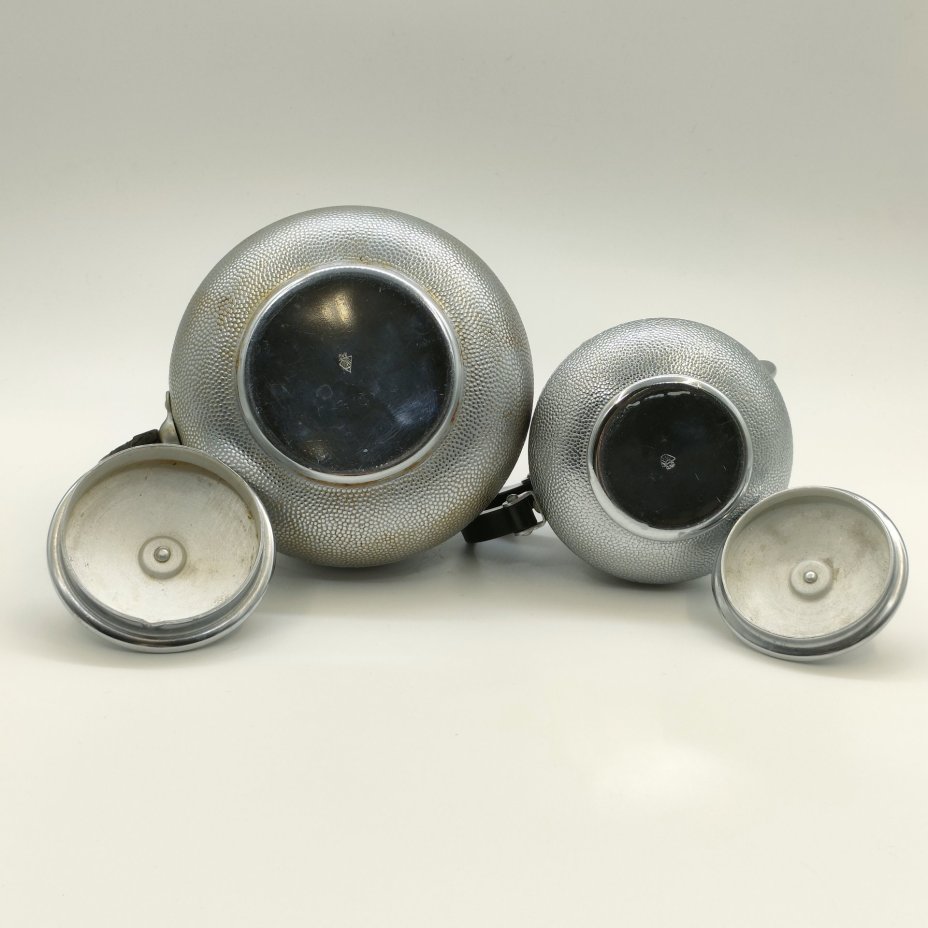 Набор из заварочного чайника и молочника с рельефным цветочным декором, Калининградский машиностроительный завод