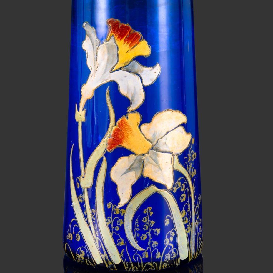 Ваза конусовидная, тип формы "Камбре" ("Cambrai"), декорированная изображением ирисов и ландышей, Legras et C. (?)