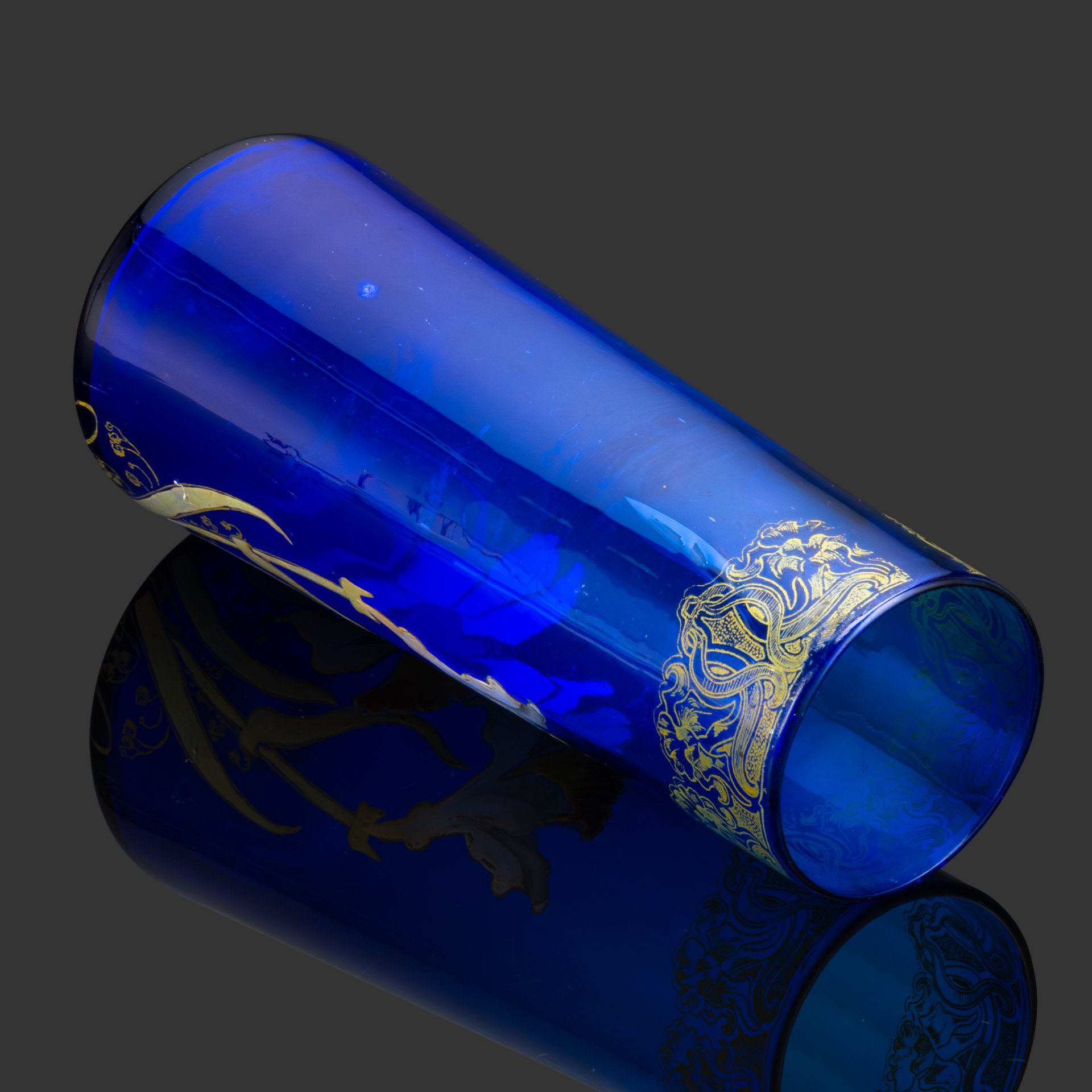 Ваза конусовидная, тип формы "Камбре" ("Cambrai"), декорированная изображением ирисов и ландышей, Legras et C. (?)