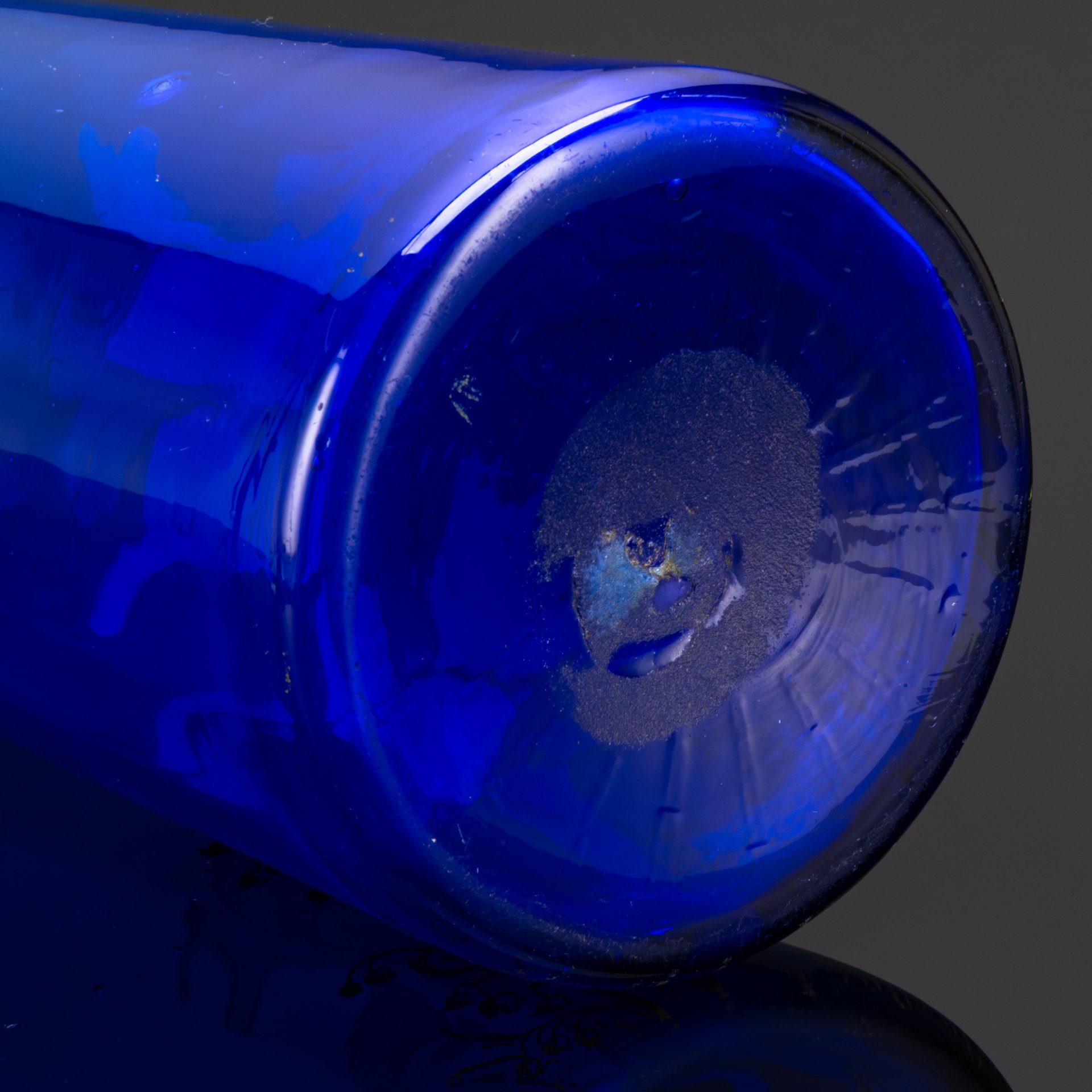 Ваза конусовидная, тип формы "Камбре" ("Cambrai"), декорированная изображением ирисов и ландышей, Legras et C. (?)