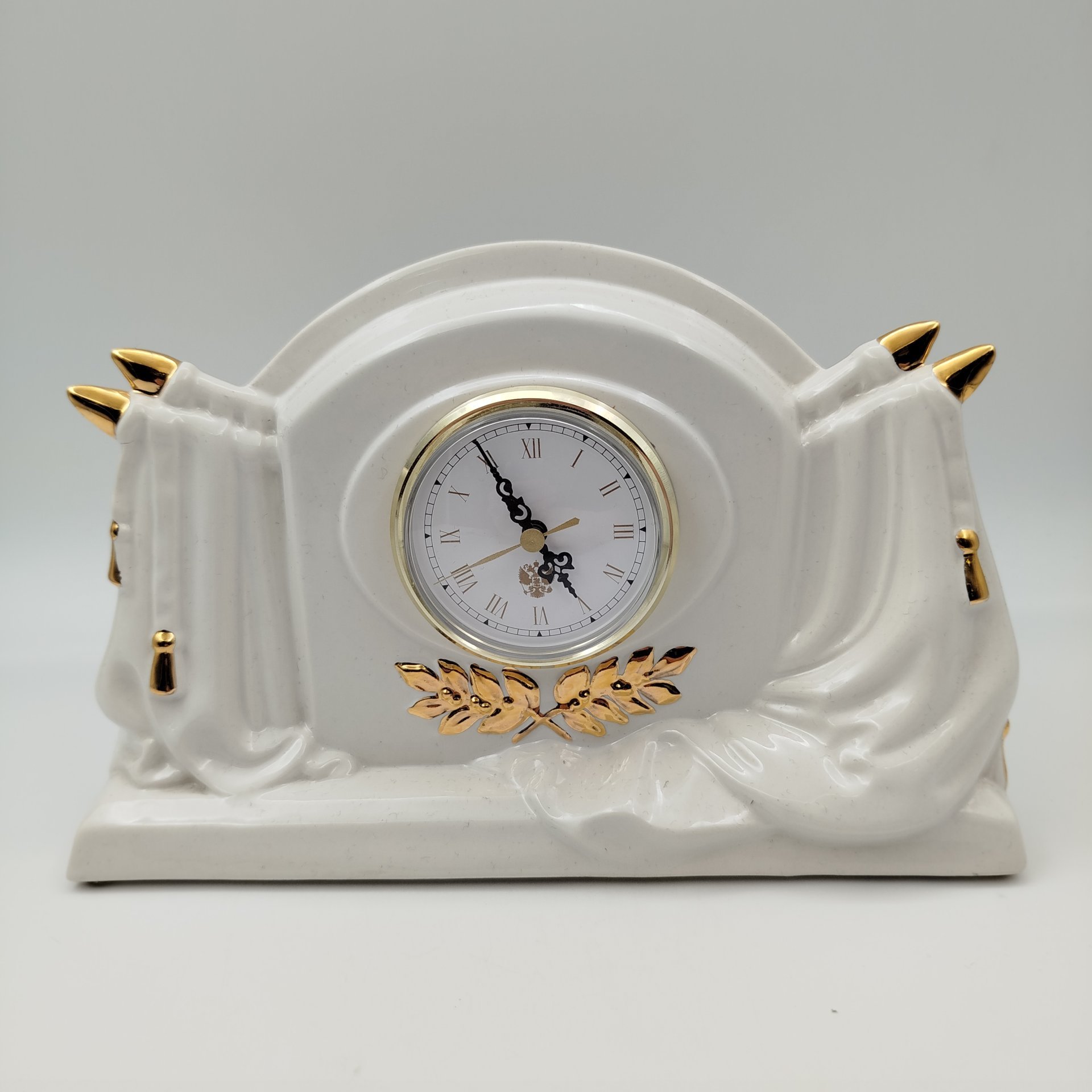 Часы настольные, выполненные в стиле ампир, Большая медведица, фарфор, золочение, Российская Федерация, 2000-2020 гг.