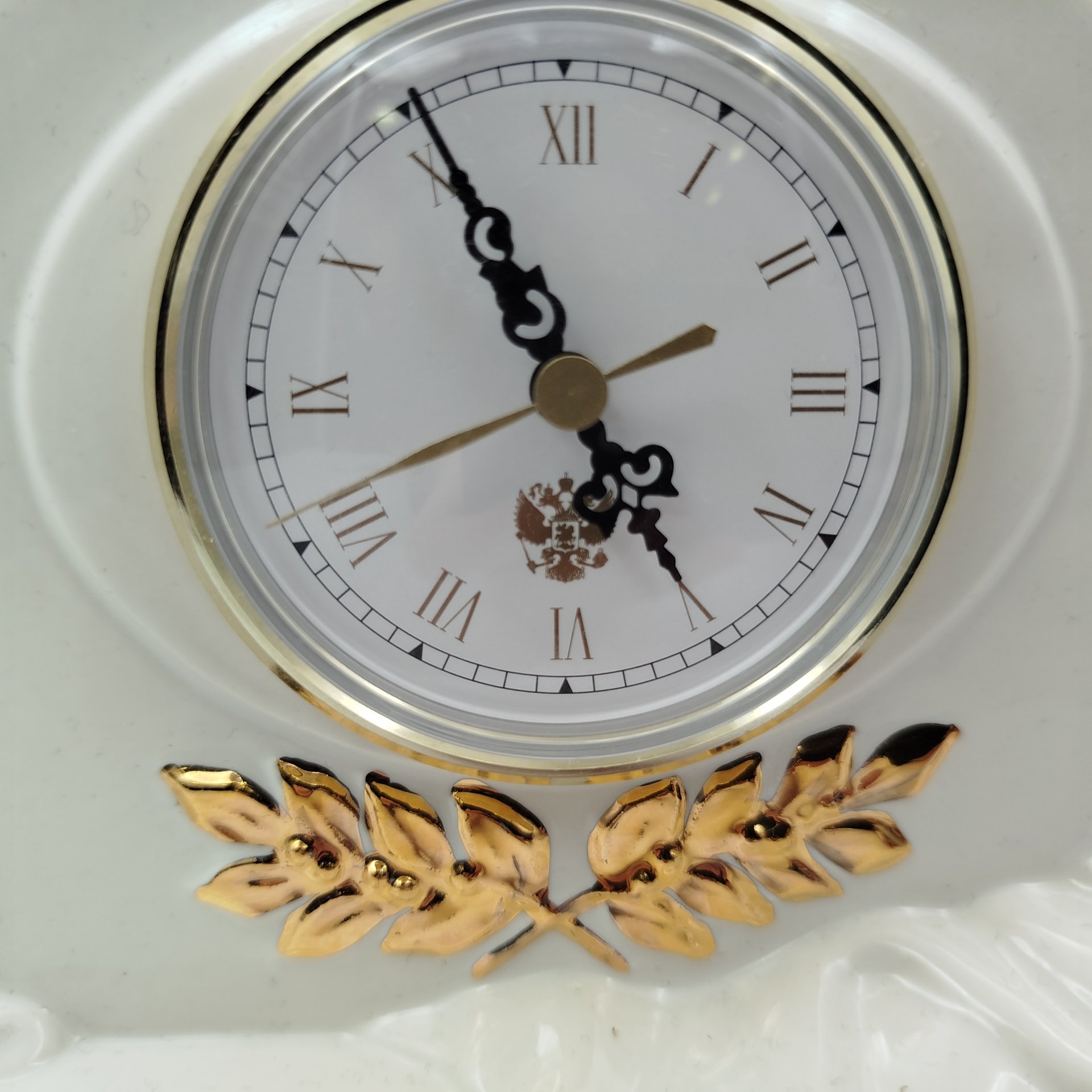 Часы настольные, выполненные в стиле ампир, Большая медведица, фарфор, золочение, Российская Федерация, 2000-2020 гг.