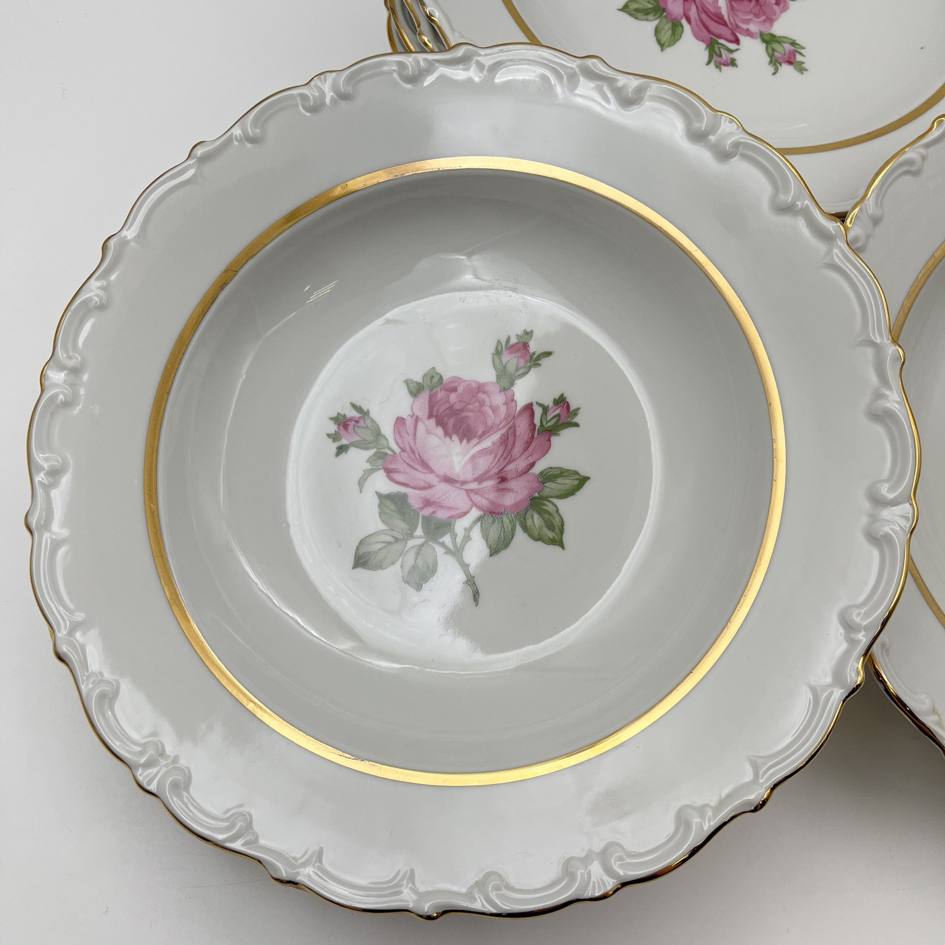 Набор из 6-ти суповых тарелок, украшенных изображением розы, фарфор, деколь, золочение, Kahla, ГДР, 1968-1987 гг.