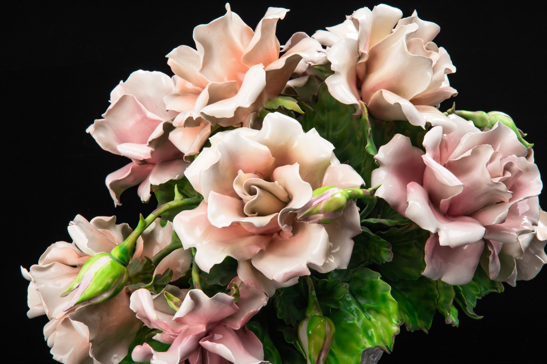 Статуэтка  (скульптурная композиция) "Корзина с розами", Capodimonte (Каподимонте)
