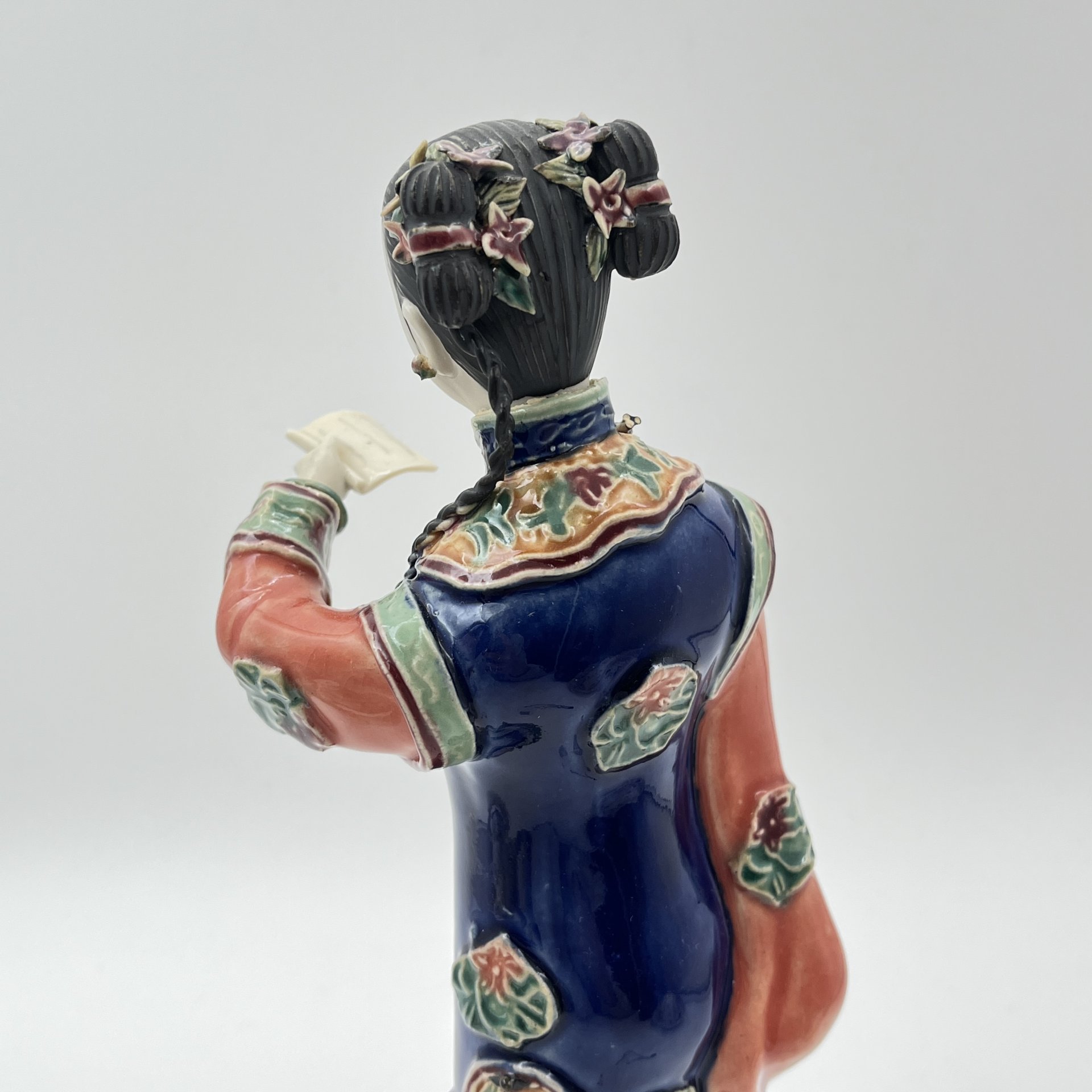 Статуэтка "Китайская девушка с запиской", Shiwan Wucai, керамика, глазурь, роспись, Китай, 1980-2000 гг.