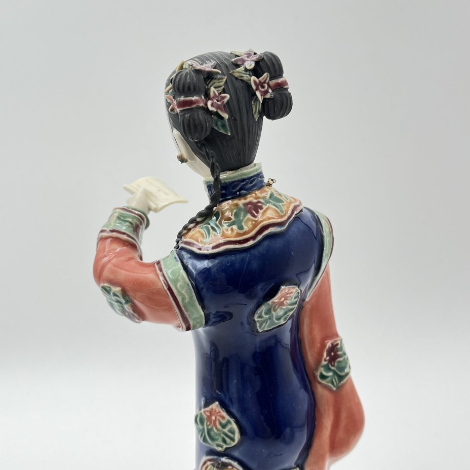 Статуэтка "Китайская девушка с запиской", Shiwan Wucai, Китай