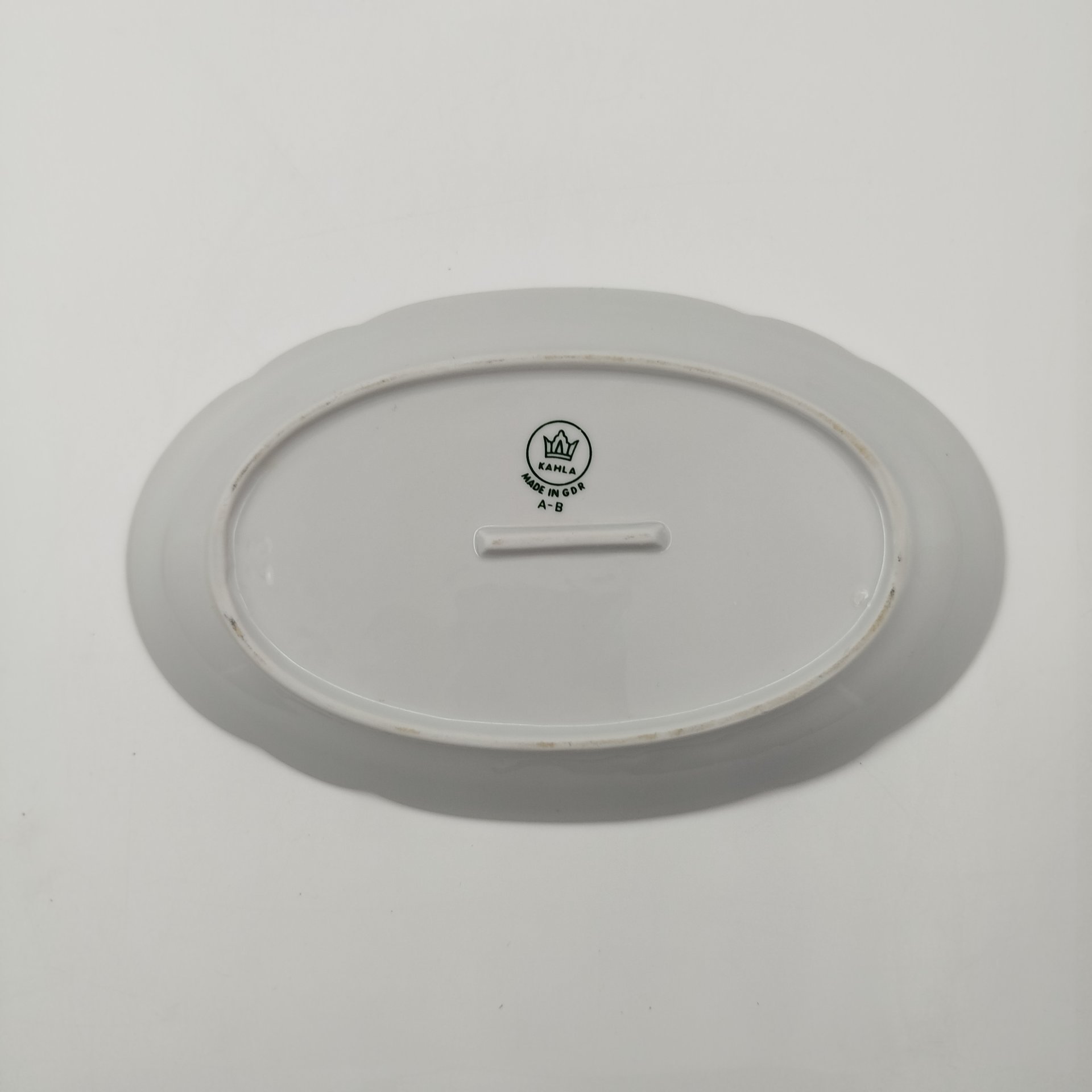 Блюдо (селёдочница) с фигурным бортом, фарфор, золочение, Kahla, Германия, 1968-1987 гг.