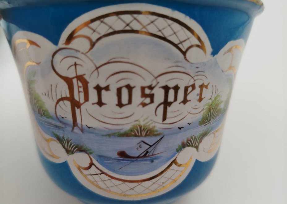 Чайная пара "Prosper" ("Процветать"), украшенная изображением пейзажа, металл, крытье, роспись, золочение