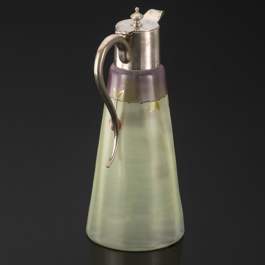 Кувшин в стиле модерн с декором в виде ягод вишни на тулове