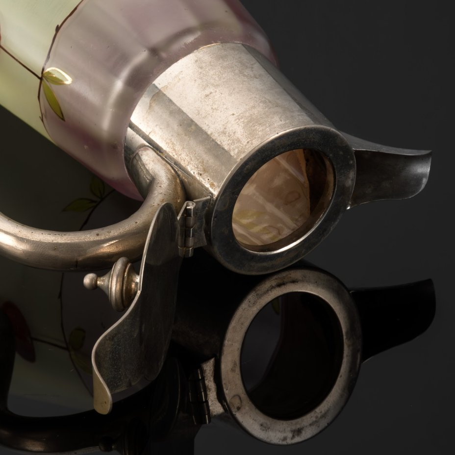 Кувшин в стиле модерн с декором в виде ягод вишни на тулове