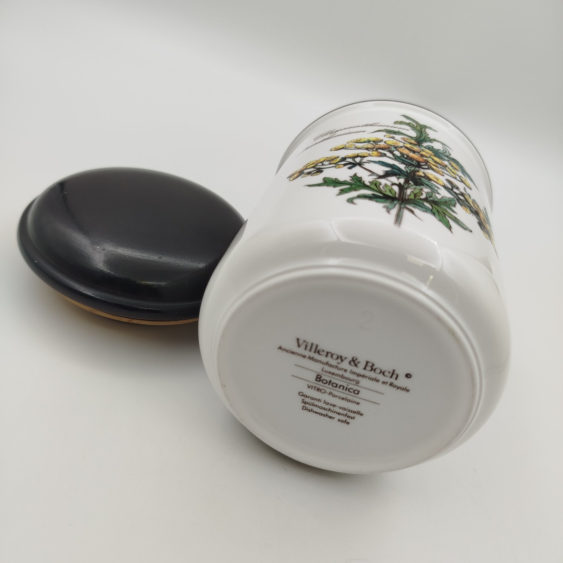 Банка "Chrysanthemum parthenium" ("Пижма девичья") для сыпучих продуктов (для чая, специй), серия "Botanica", фарфор, деколь, дерево (крышка), Villeroy & Boch, Villeroy & Boch