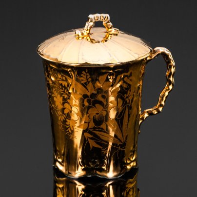 Бокал чайный золотого цвета с цветочным декором, фарфор, золочение, цировка, Товарищество М.С. Кузнецова в Вербилках (г. Дмитров), Российская империя, 1892-1918 гг.