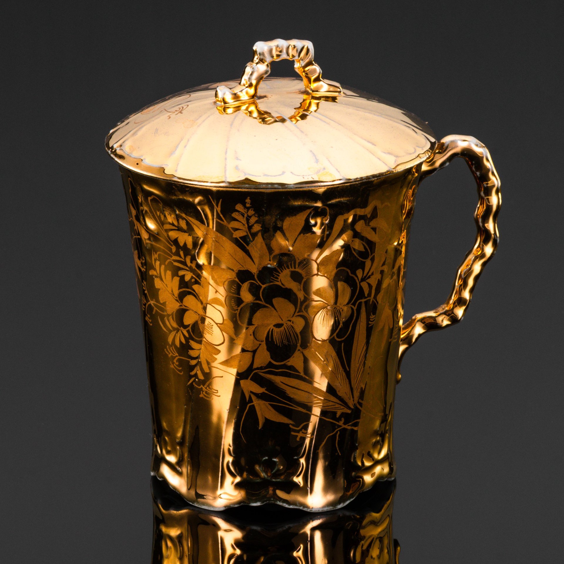 Бокал чайный золотого цвета с цветочным декором, фарфор, золочение, цировка, Товарищество М.С. Кузнецова в Вербилках (г. Дмитров), Российская империя, 1892-1918 гг.