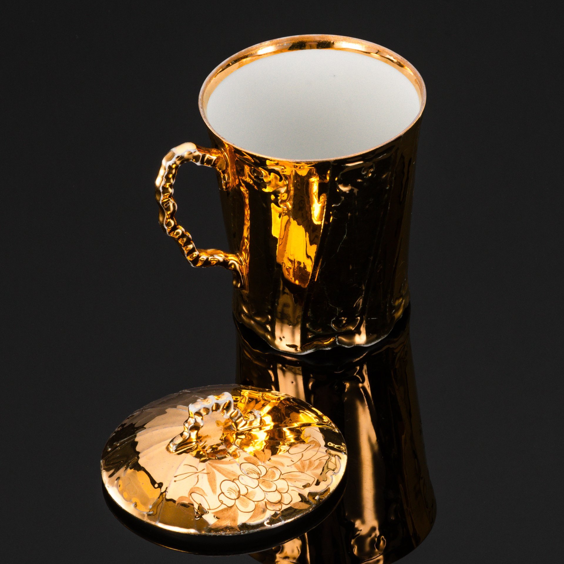 Бокал чайный золотого цвета с цветочным декором, фарфор, золочение, цировка, Товарищество М.С. Кузнецова в Вербилках (г. Дмитров), Российская империя, 1892-1918 гг.