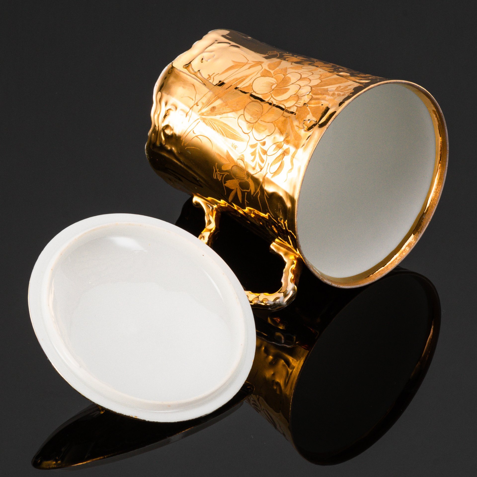 Бокал чайный золотого цвета с цветочным декором, фарфор, золочение, цировка, Товарищество М.С. Кузнецова в Вербилках (г. Дмитров), Российская империя, 1892-1918 гг.