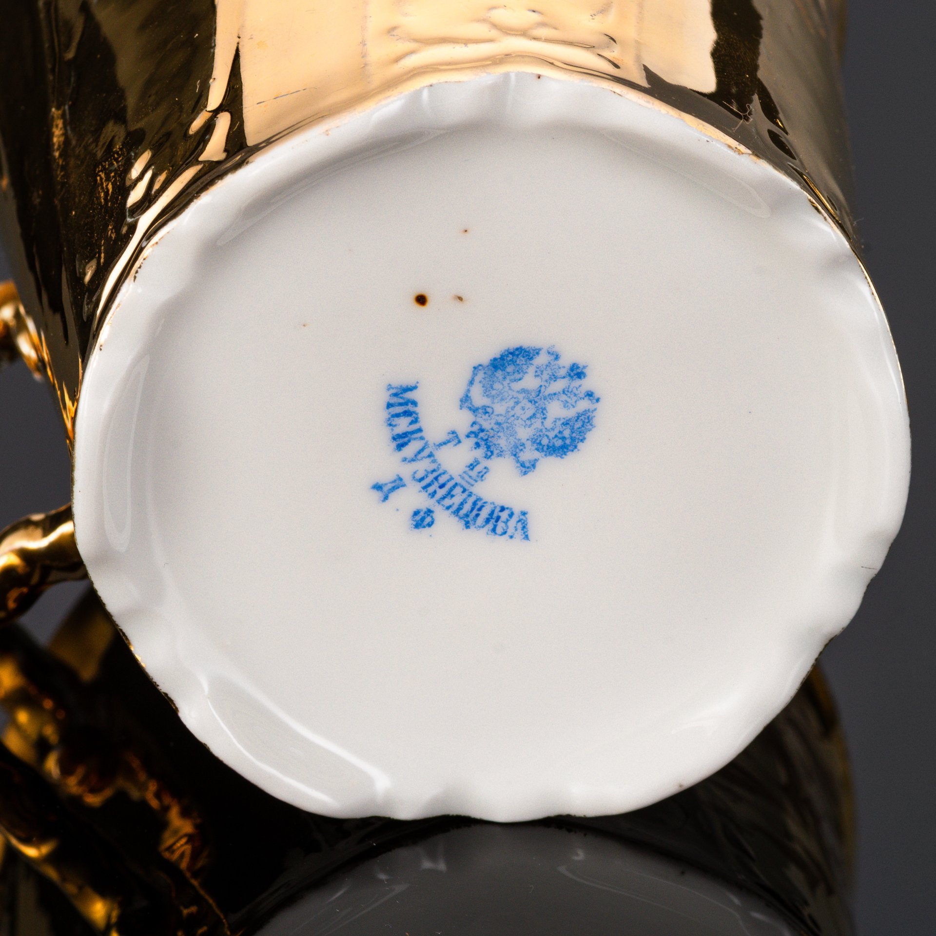 Бокал чайный золотого цвета с цветочным декором, фарфор, золочение, цировка, Товарищество М.С. Кузнецова в Вербилках (г. Дмитров), Российская империя, 1892-1918 гг.