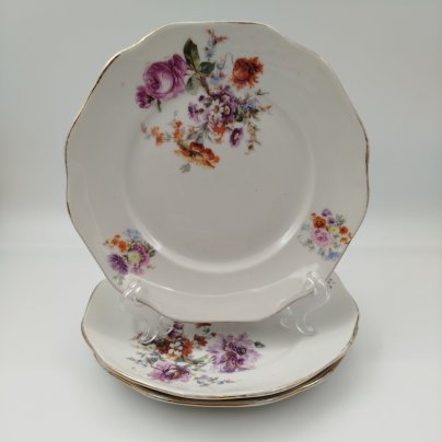 Набор из трех тарелок с цветочным декором, фарфор, крытье, деколь, золочение, Фарфоровый завод «Пролетарий» (Бронница, Мста), СССР, 1927-1930 гг.